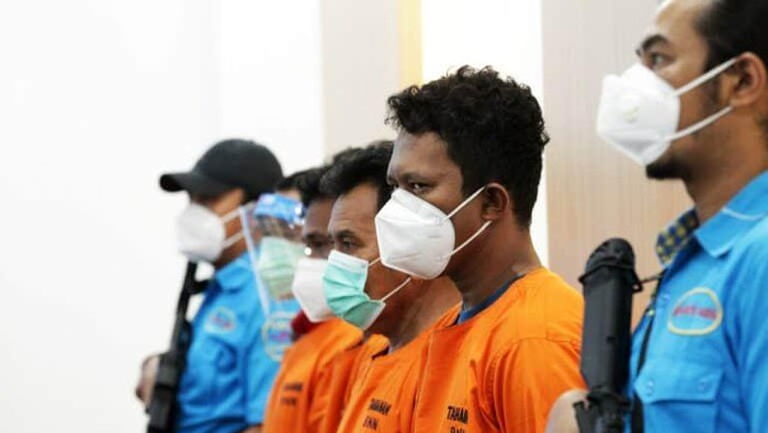 3 Orang kurir sabu jaringan Malaysia yang ditangkap di Perairan Selat Makassar (dok. Istimewa).