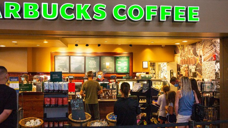 7 Aturan Aneh untuk Barista Starbucks, dari Warna Rambut hingga Pakaian