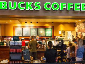 7 Aturan Aneh untuk Barista Starbucks, dari Warna Rambut hingga Pakaian