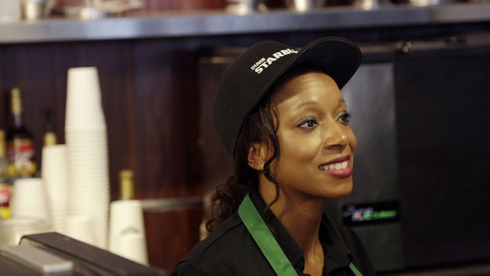 7 Aturan Aneh untuk Barista Starbucks, dari Warna Rambut hingga Pakaian