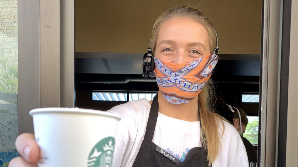 7 Aturan Aneh untuk Barista Starbucks, dari Warna Rambut hingga Pakaian