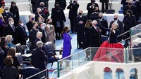 Begini aksi Lady Gaga di atas podium.