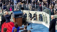 Selain Gaga, Jennifer Lopez, Garth Brooks dan John Legend juga turut hadir sebagai pengisi acara dalam upacara pelantikan Biden.