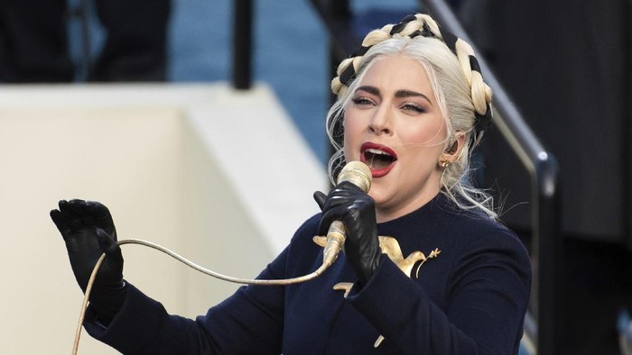 Aksi Lady Gaga di Pelantikan Joe Biden Joe Biden watches, right, as Lady Gaga performs the National Anthem during the 59th Presidential Inauguration at the U.S. Capitol in Washington, Wednesday, Jan. 20, 2021. (AP Photo/Andrew Harnik)