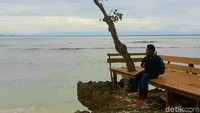 Pantai Plengkung atau yang dikenal dengan Pantai G-Land adalah tempat surfing para peselancar profesional. Pantai ini punya ombak setinggi 6 meter dan merupakan salah satu tempat surfing terbaik di dunia. 