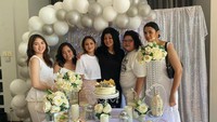 Kemewahan gaya hidupnya juga bisa dilihat saat merayakan ulang tahun untuk ibu tercinta. Dibuat dengan konsep serba putih, mulai dari hiasan, kue ulang tahun, hingga balon dan bunga. Foto: Instagram @aleta20aleta