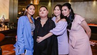 Lewat Instagramnya, Aleta Molly juga sering membagikan momen bersama teman-teman. Salah satunya adalah momen saat nongkrong di club seperti ini. Foto: Instagram @aleta20aleta