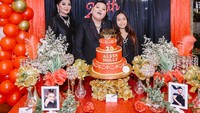 Bukan hanya ulang tahun sang ibu saja yang dibuat mewah. Ulang tahun dirinya pun tak kalah mewah. Kali ini konsepnya serba merah. Begitupun dengan kue ulang tahun yang dibuat bertingkat tiga. Foto: Instagram @aleta20aleta