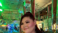 Berbalut gaun merah, penampilan Aleta Molly yang satu ini menarik perhatian netizen. Ini adalah penampilannya kala nongkrong di kafe kekinian di kawasan Pantai Indah Kapuk. Foto: Instagram @aleta20aleta