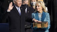 Mengutip HuffPost, saat berbicara dalam program The Late Show dengan host Stephen Colbert,Biden menjelaskan sejarah alkitab itu. Alkitab itu sudah menjadi pusaka keluarga kami, ujar Biden. Saul Loeb/Pool Photo via AP.