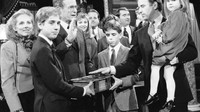 Dengan Alkitab ratusan tahun itu, Biden mengambil sumpahnya sebagai senator. Salah satunya saat Biden diambil sumpahnya sebagai senator pada 3 Januari 1985. AP Photo/Lana Harris.