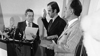 Ada juga foto Biden memegang Alkitab yang sama saat Biden disumpah sebagai senator di rumah sakit. Biden disumpah menjadi senator Delaware setelah terjadi kecelakaan yang merenggut nyawa istri dan anak perempuannya yang berumur 13 tahun pada 5 Januari 1973 lalu. Biden saat itu tidak mau meninggalkan rumah sakit untuk menemani anaknya Beau Biden yang juga menjadi korban kecelakaan itu. Sehingga dia disumpah jadi senator di kamar rumah sakit. AP Photo/File.