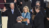Pelantikan Joe Biden menjadi Presiden AS ke-46 membawa beberapa sejarah. Salah satunya adalah soal alkitab tebal saat Biden mengucapkan sumpahnya. Saul Loeb/Pool Photo via AP.