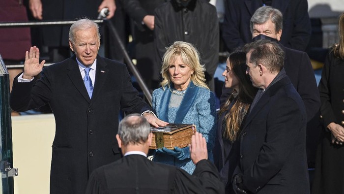 Alkitab Berumur Ratusan Tahun Saksi Karir Politik Keluarga Biden Joe Biden is sworn in as the 46th president of the United States by Chief Justice John Roberts as Jill Biden holds the Bible during the 59th Presidential Inauguration at the U.S. Capitol in Washington, Wednesday, Jan. 20, 2021, as their children Ashley and Hunter watch.(AP Photo/Andrew Harnik, Pool)