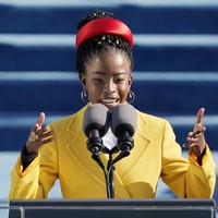 Penyair muda Amanda Gourman tak hanya memukau dengan untaian kalimat dalam puisinya yang menyerukan persatuan. Kombinasi coat kuning dan bandana merah Prada yang kontras patut diapresiasi. (Foto: AP/Patrick Semansky)