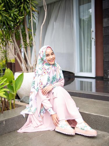 Anisa Rahma Adi dan Anandito merilis sepatu syar'i