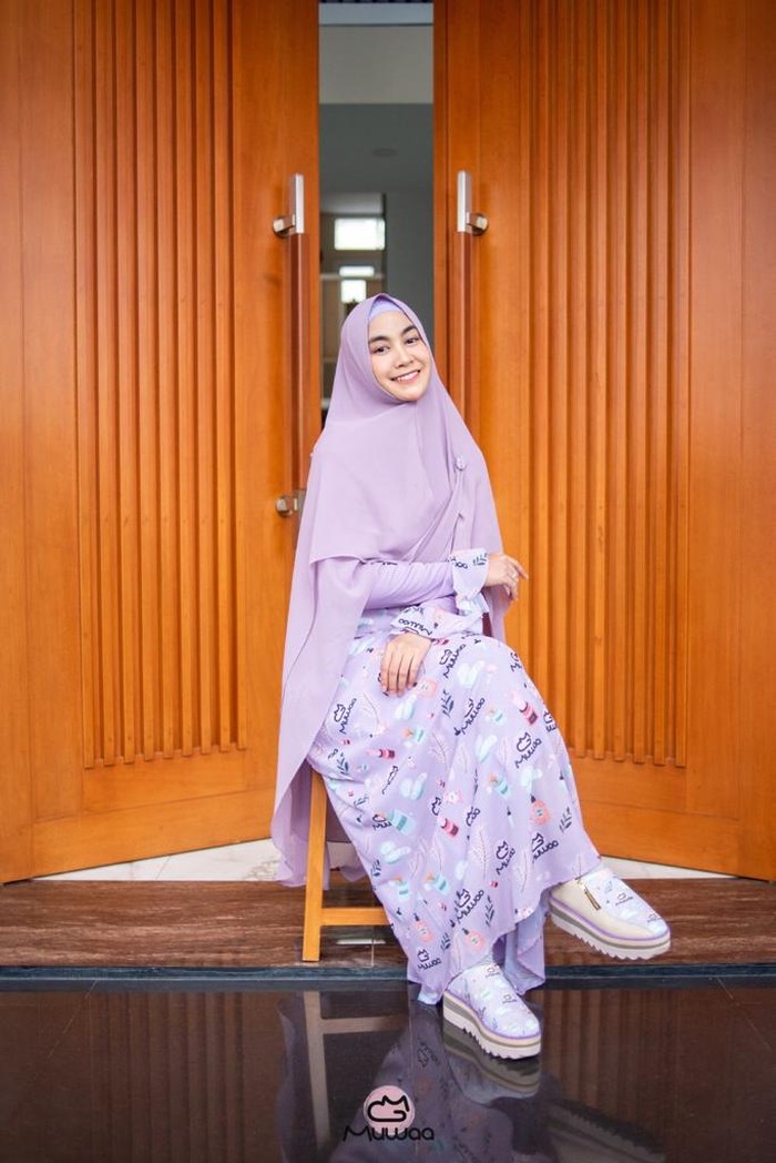 Anisa Rahma Adi dan Anandito merilis sepatu syar'i