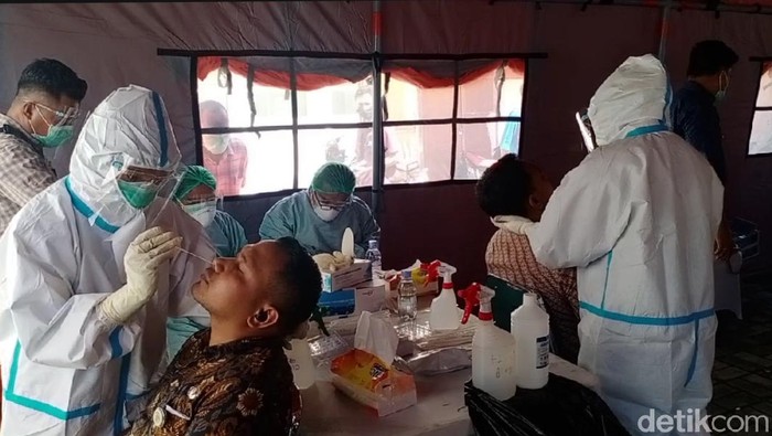 ASN Pemprov Maluku menjalani rapid test antigen.