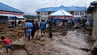 Banjir bandang tersebut tidak hanya menghanyutkan rumah. Laporan BPBD Paniai, sebanyak 8 rumah warga juga mengalami kerusakan berat. Kini, BPBD Kabupaten Paniai masih melakukan pendataan terhadap kemungkinan adanya warga terdampak dan kerusakan lain. Warga terdampak banjir bandang di Paniai ini juga memerlukan tempat pengungsian serta sarana dan prasarana lainnya. Istimewa/Dok. Twitter BNPB Indonesia.
