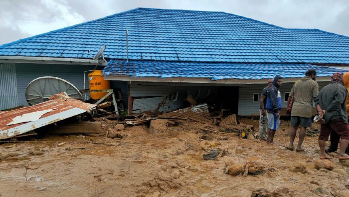 Banjir bandang yang menerjang Kabupaten Paniai, Papua, membuat sejumlah rumah warga rusak. Sebanyak 71 KK juga terdampak banjir bandang tersebut.