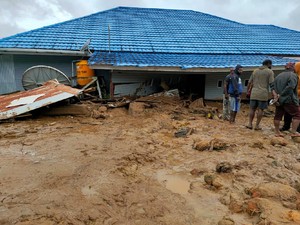Risma Kasih Bantuan Rp 300 Juta ke Korban Banjir Papua, Ini Isinya