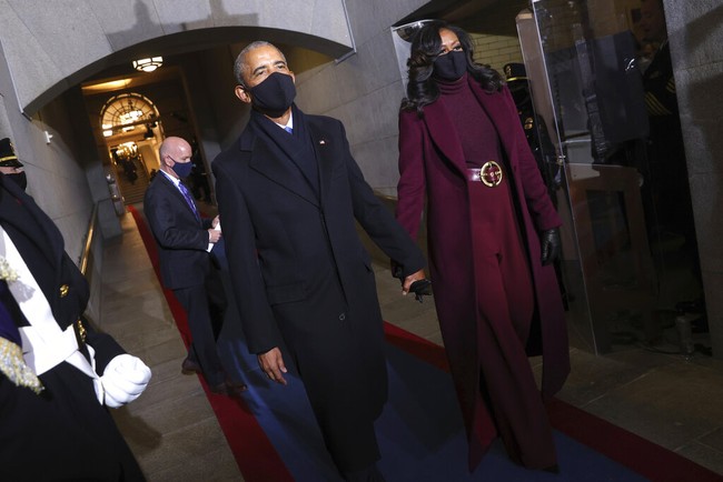 Momen stylish inaugurasi Joe Biden juga menjadi milik Michelle Obama yang memukau dengan setelan merah anggur dari Sergio Hudson. Sabuk besar dengan kepala berwarna emas semakin mempertegas karakter Michelle Obama sebagai wanita yang tangguh. (Foto: AP/Win McNamee)