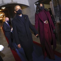 Momen stylish inaugurasi Joe Biden juga menjadi milik Michelle Obama yang memukau dengan setelan merah anggur dari Sergio Hudson. Sabuk besar dengan kepala berwarna emas semakin mempertegas karakter Michelle Obama sebagai wanita yang tangguh. (Foto: AP/Win McNamee)