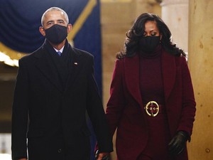 Michelle Obama Tampil Bold dengan Makeup Rihanna di Pelantikan Joe Biden