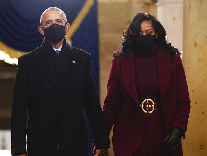 Barack Obama dan Michelle Obama di Inaugurasi Joe Biden Former President Barack Obama and Michelle Obama arrive at the inauguration of President-elect Joe Biden on the West Front of the U.S. Capitol on Wednesday, Jan 20, 2021 in Washington. (Win McNamee /Pool Photo via AP)