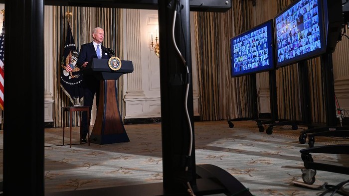 Biden saat memberikan arahan kepada para pegawainya di Gedung Putih (AFP via Getty Images/JIM WATSON)