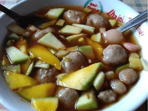 Bukan Sambal, Bakso Ini Dicampur Durian hingga Es Batu