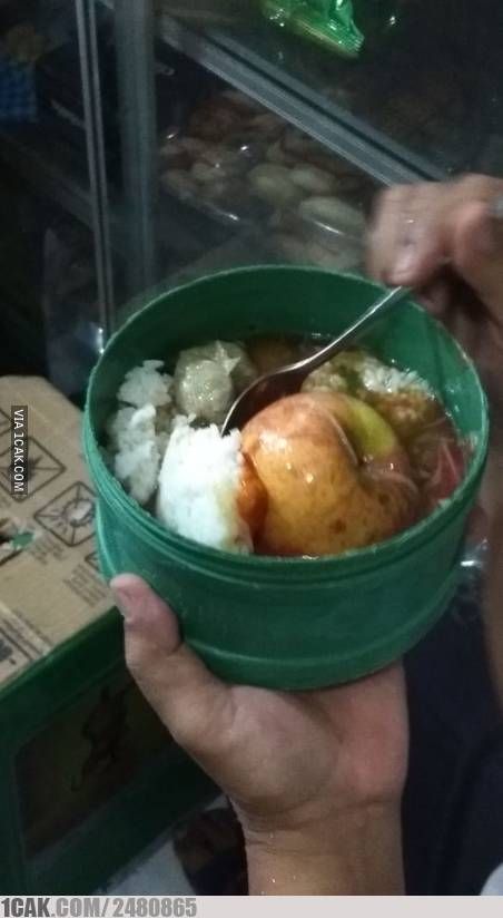 Bukan Sambal, Bakso Ini Dicampur Durian hingga Es Batu