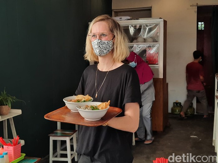 Kisah Bule Cantik Penjual Mie Ayam di Yogyakarta