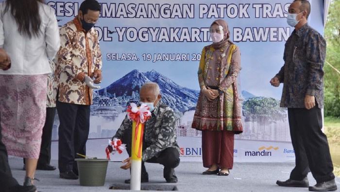 Bupati Sleman Sri Purnomo bersama Gubernur DIY Sultan Hamengku Buwono X di acara pemasangan patok trase tol Yogya-Bawen di Sleman, Selasa (19/1/2021).