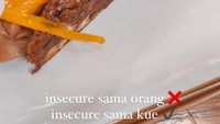 Pengusaha muda berusia 20 tahun ini ternyata paling suka dengan makanan manis. Lewat unggahan Instagram Storynya, Wirda unggah foto cake cantik yang dipesannya. Foto: Instagram @wirda_mansur
