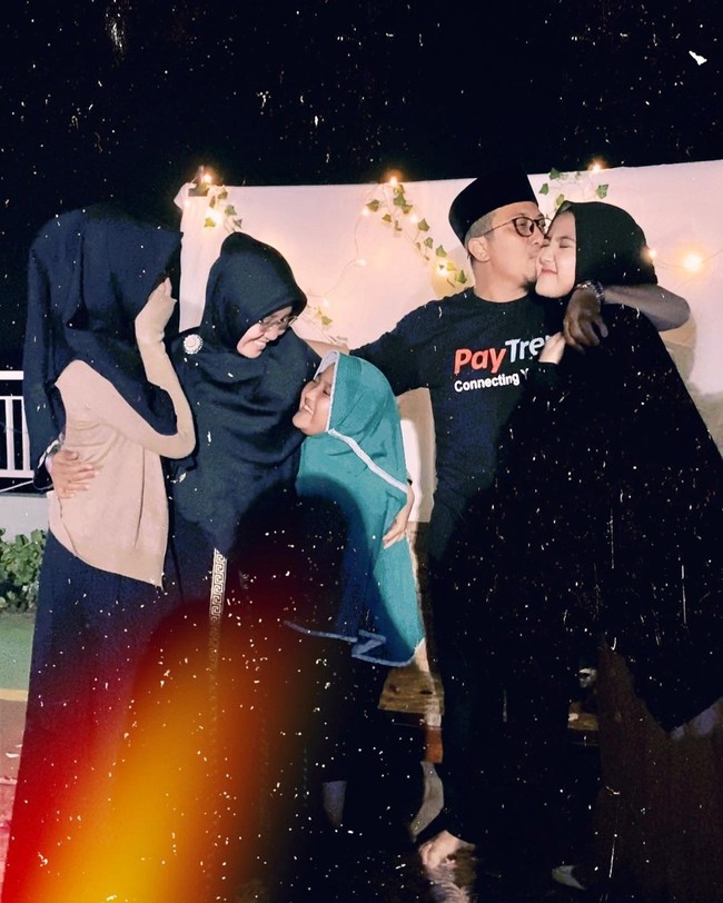 Wirda Mansur yang lahir di Tangerang, Banten pada 29 November 1999 tampil serba hitam saat acara ulang tahun pernikahan kedua orangtuanya. Ia menyulap rooftop rumahnya untuk jadi ala-ala pelaminan outdoor.  Foto: Instagram @wirda_mansur