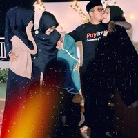 Wirda Mansur yang lahir di Tangerang, Banten pada 29 November 1999 tampil serba hitam saat acara ulang tahun pernikahan kedua orangtuanya. Ia menyulap rooftop rumahnya untuk jadi ala-ala pelaminan outdoor.  Foto: Instagram @wirda_mansur