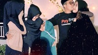 Gelar pesta kejutan peringatan pernikahan yang meriah untuk sang ayah dan sang ibu. Wirda sukses gelar acara makan malam yang seru. Foto: Instagram @wirda_mansur