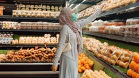 Ditengah kesibukannya menjalankan bisnisnya. Wirda masih sempat belanja sendiri, ini posenya saat memilih buah segar di supermarket. Foto: Instagram @wirda_mansur