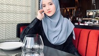 Makan siang di restoran mewah, Wirda tampil elegan dengan pakaian serba hitam yang membuatnya tampak dewasa. Foto: Instagram @wirda_mansur