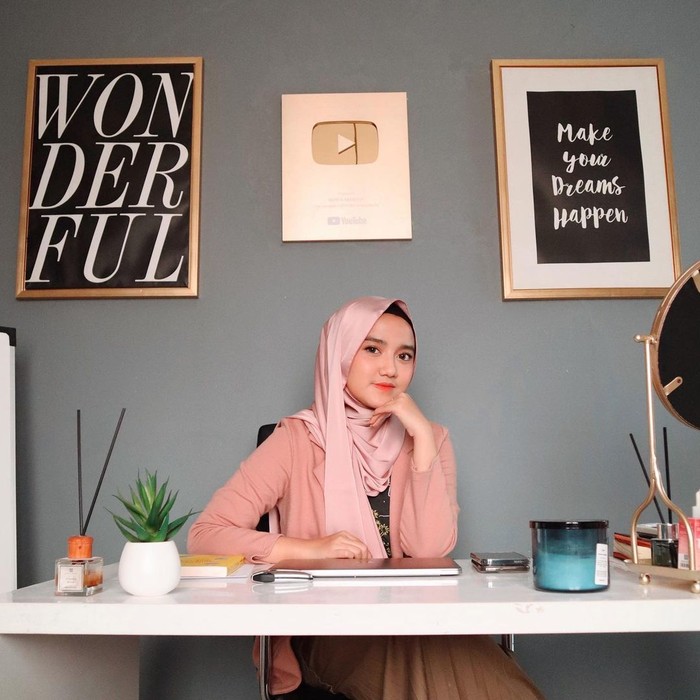 Cantiknya Wirda Mansur, Putri Yusuf Mansyur yang Hobi Ngopi