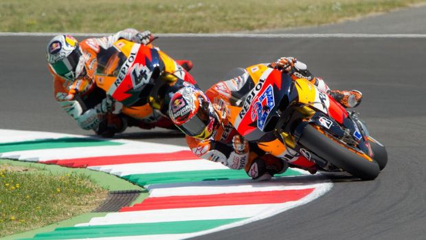 SCARPERIA, ITALY - JULY 01:  Casey Stoner of Australia and Repsol Honda Team leads Andrea Dovizioso of Italy and Repsol Honda Team during the free practice of MotoGp of Italy at Mugello Circuit on July 1, 2011 in Scarperia near Florence, Italy.  (Photo by Mirco Lazzari gp/Getty Images)