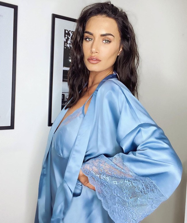 Aku benci payudaraku. Mungkin banyak perempuan yang terkejut dengan hal ini tapi aku tidak bisa memakai bra cantik yang sedang jadi tren. Tidak ada yang muat dan itu menyiksaku, aku Clelia kepada 169 ribu pengikutnya di Instagram. (Foto: Instagram/@cleliatheodorou)