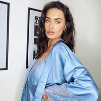 Aku benci payudaraku. Mungkin banyak perempuan yang terkejut dengan hal ini tapi aku tidak bisa memakai bra cantik yang sedang jadi tren. Tidak ada yang muat dan itu menyiksaku, aku Clelia kepada 169 ribu pengikutnya di Instagram. (Foto: Instagram/@cleliatheodorou)