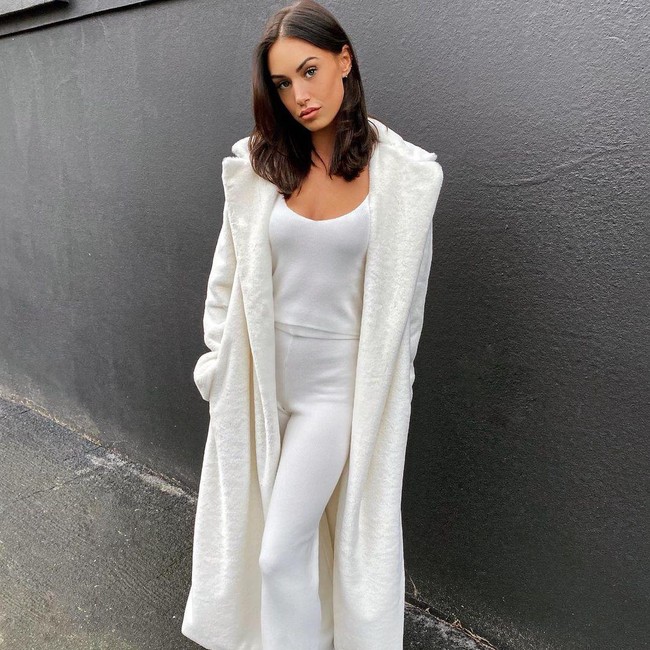 Pengakuan itu terlontar baru-baru ini ketika Clelia Theodorou melakukan sesi tanya-jawab dengan fansnya di Instagram. Kamu pernah melakukan operasi payudara? tanya seorang pengikutnya. (Foto: Instagram/@cleliatheodorou)