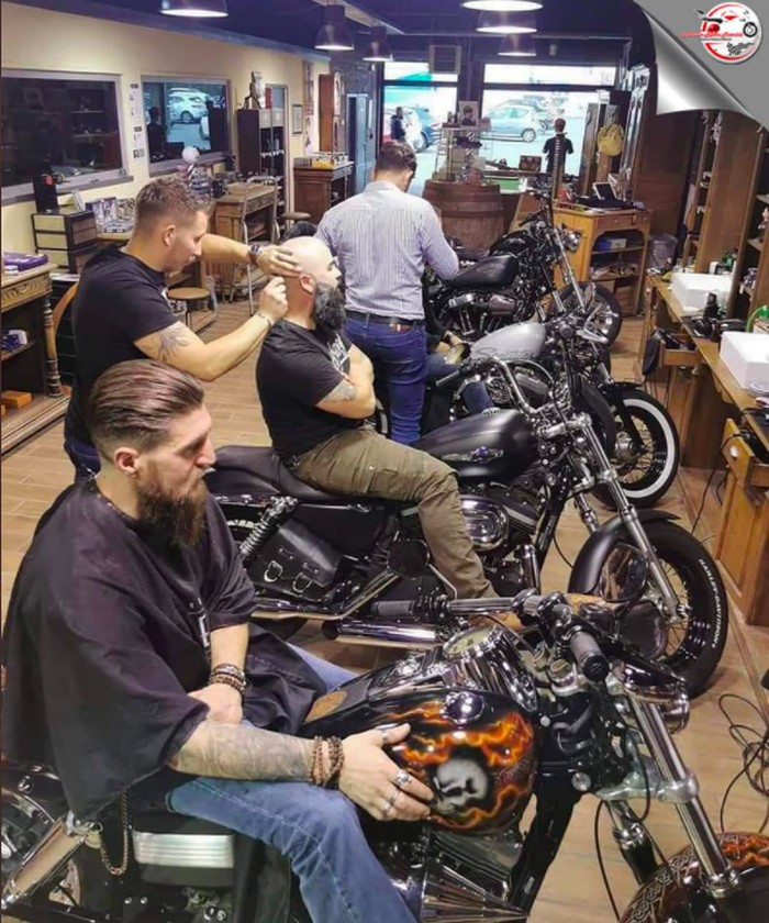Cukur rambut di atas Harley-Davidson
