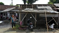 Angin puting beliung yang terjadi disaat hujan deras sekitar pukul 06.00 WITA tersebut merusak puluhan atap rumah kos dan warung serta tidak ada korban jiwa ataupun luka-luka dalam kejadian itu.