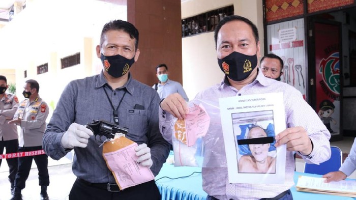 Direktur Reserse Narkoba Polda Sumsel, Kombes Heri Istu menunjukkan barang bukti (Foto: Raja Adil/detikcom)