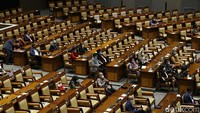 Sebanyak 233 anggota DPR RI tak menghadiri rapat paripurna pengambilan keputusan calon Kapolri Komjen Listyo Sigit Prabowo. Hanya 342 anggota DPR yang hadir baik secara fisik hingga virtual.