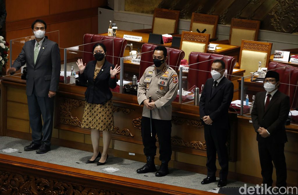 DPR RI setuju Komjen Listyo Sigit Prabowo menjadi Kapolri menggantikan Jenderal Idham Azis. Persetujuan itu diambil dalam rapat paripurna DPR.
